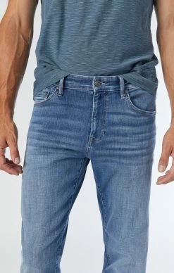 Mavi Denim ZACH STRAIGHT LEG JEANS IN MID FOGGY ORGANIC MOVE