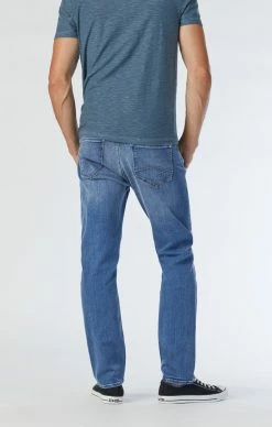 Mavi Denim ZACH STRAIGHT LEG JEANS IN MID FOGGY ORGANIC MOVE