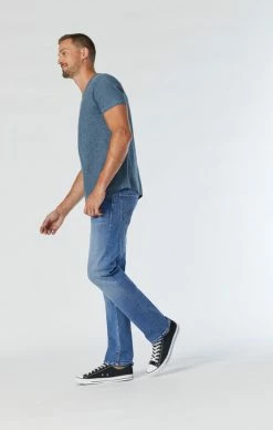 Mavi Denim ZACH STRAIGHT LEG JEANS IN MID FOGGY ORGANIC MOVE